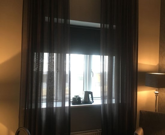 Flere steder på hotellet har det været en nødvendighed at lave specielle løsninger til gardinerne – eks. denne smukke karnap.