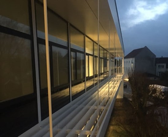 Den ca. 31 m lange Solartek lamel installation fungerer både som et arkitektonisk element mellem de to etager, men også som solafskærmning for stueetagen.